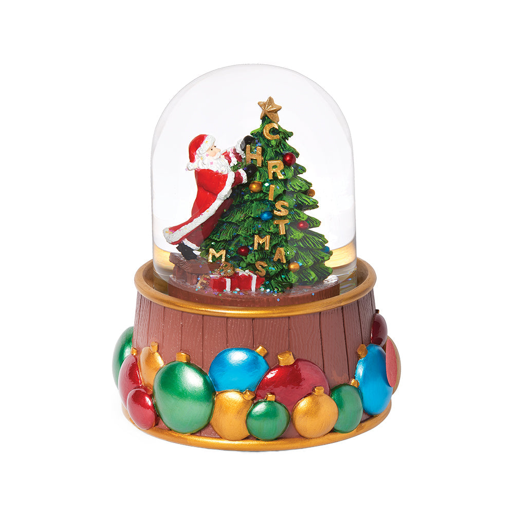 Papai Noel decorando a árvore de Natal com globo de neve